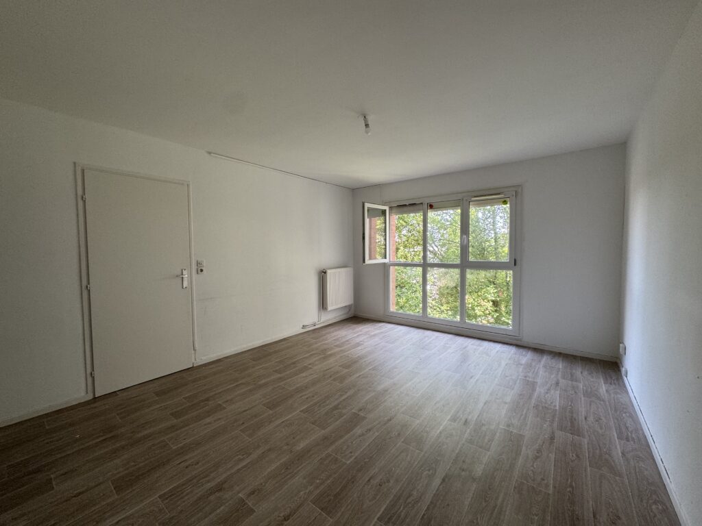 Appartement 3 pièces spacieux avec balcon à Barlin