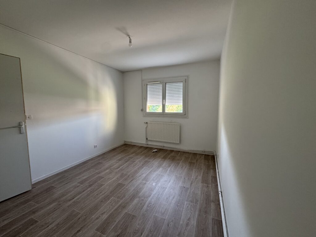 Appartement 3 pièces spacieux avec balcon à Barlin