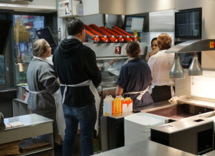 Immersion chez Logista Hometech et McDo pour des locataires de Pas-de-Calais habitat