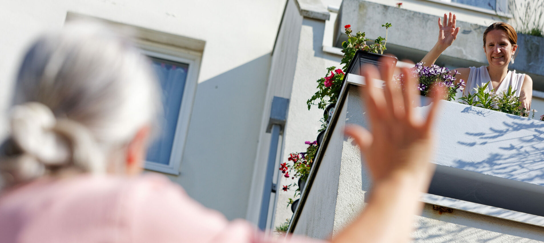 Locataires de Pas-de-Calais habitat qui se saluent